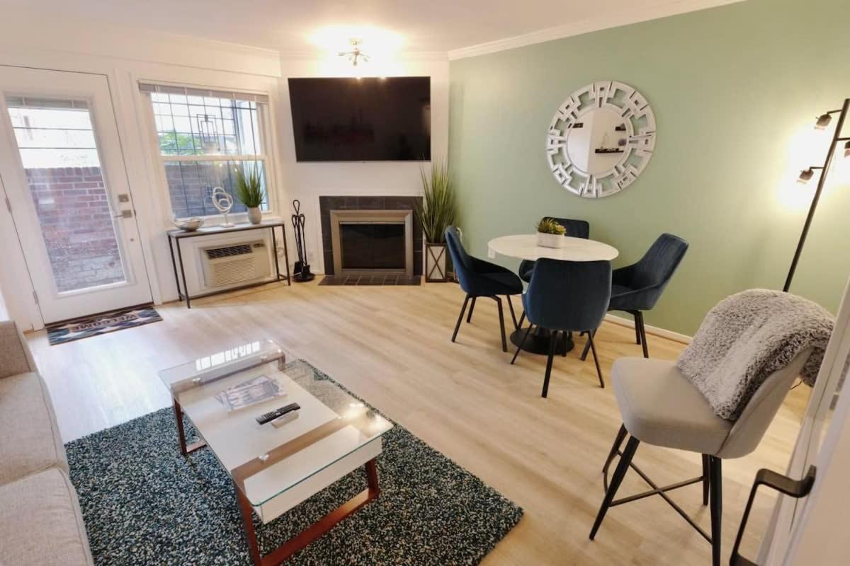 Four Reasons- Location Food Night Life Comfort Apartment *